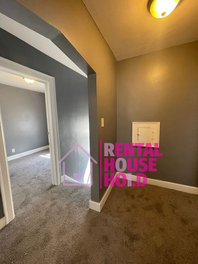 Building Photo - 3 Bedroom 1 Bath Single Family Home Locate...
