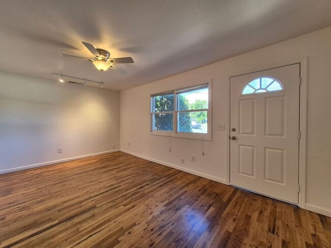 Building Photo - 2 Bedroom for Rent