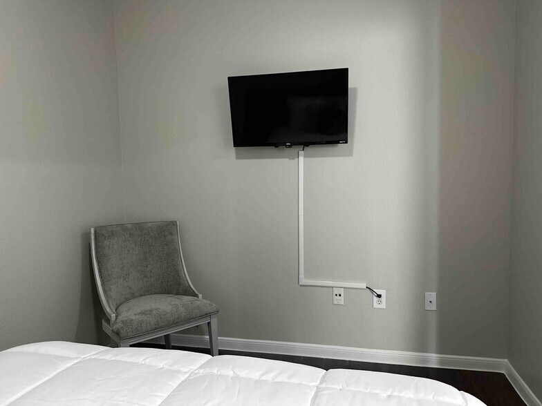 Building Photo - 800 W Sam Houston Pkwy N