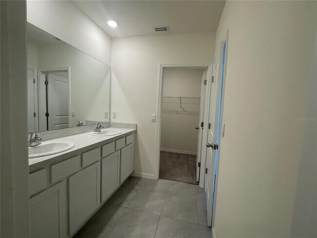 Building Photo - 33078 Major Oak Dr