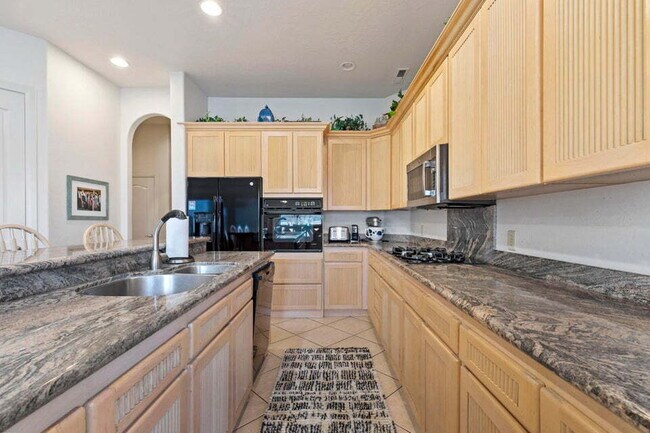 Building Photo - Spacious 5 bed 3 bath with large back yard.