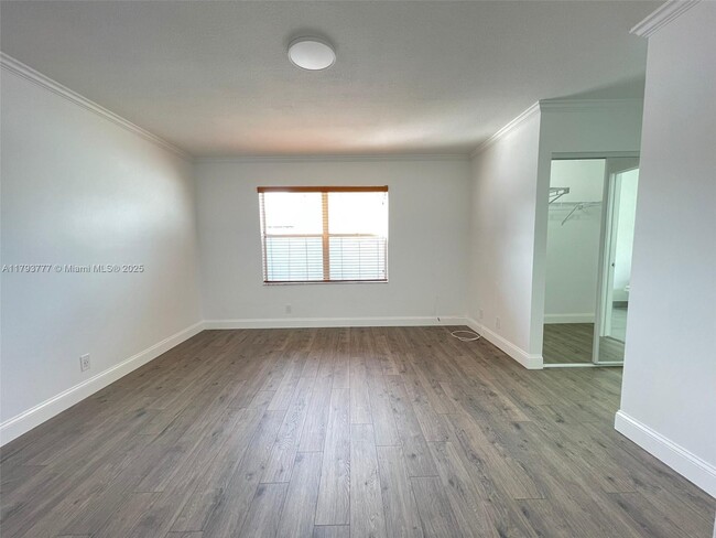 Building Photo - 211 E Riverbend Dr