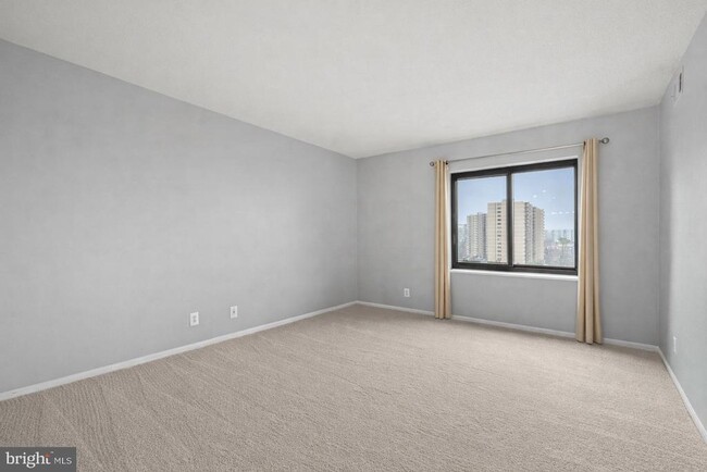 Building Photo - 307 Yoakum Pkwy