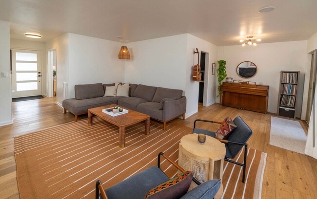 Building Photo - 665 NE 12th St