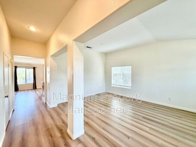 Building Photo - 102 Goldenrod Ave