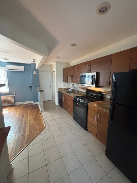 Building Photo - 1917 D St NE