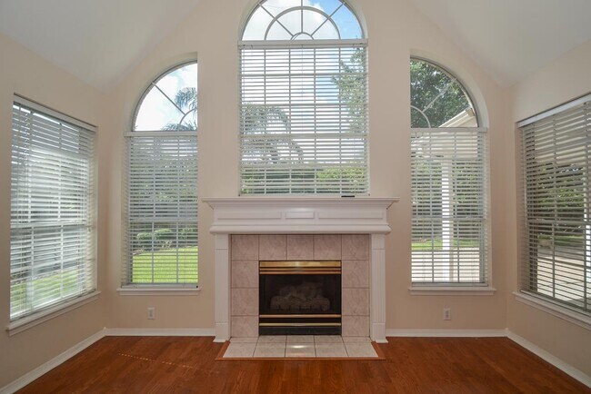 Building Photo - 910 Chinni Ct