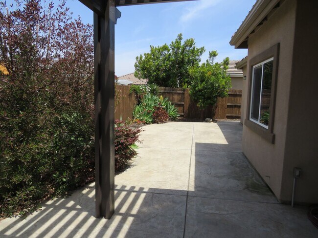 Building Photo - 305 Hampton Dr