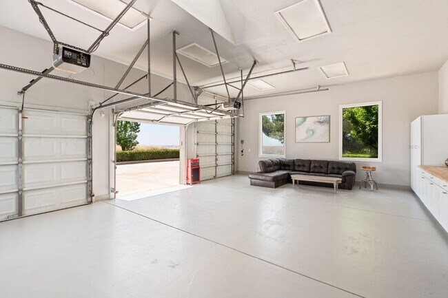 Building Photo - 14215 Killarney Dr