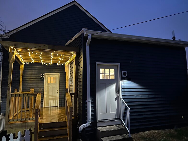 Building Photo - 247 Taylor Ave