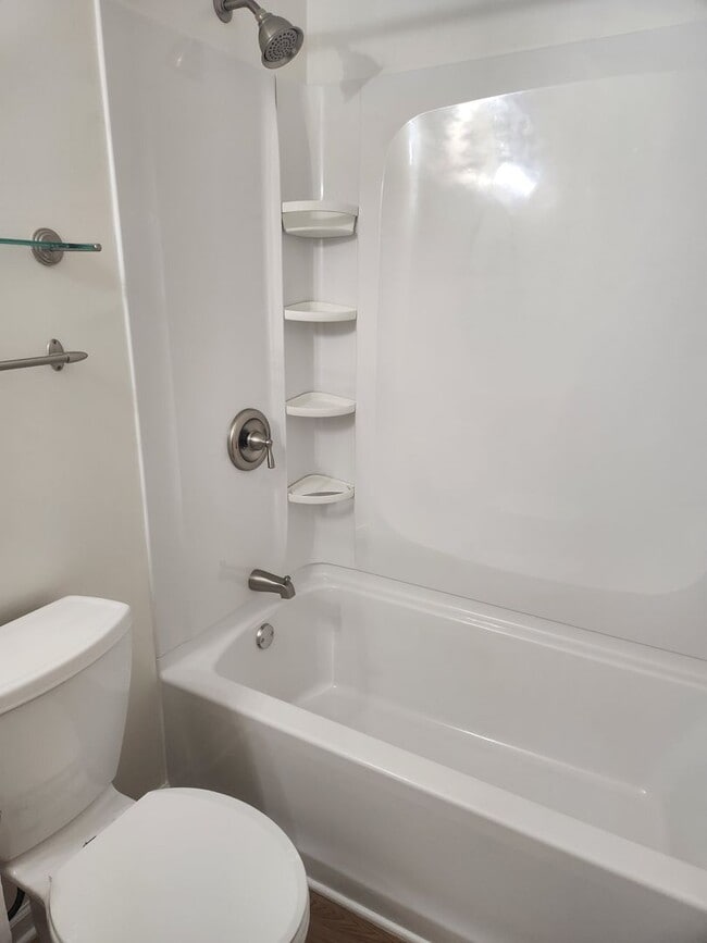 Building Photo - For Rent – Beautiful 3-Bedroom Split-Level...