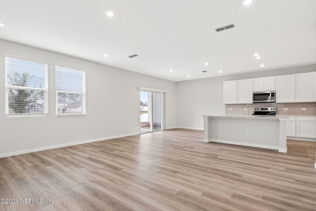 Building Photo - 14710 Cashew Ave