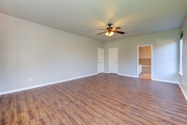 Building Photo - 5527 Gatesprings Ln