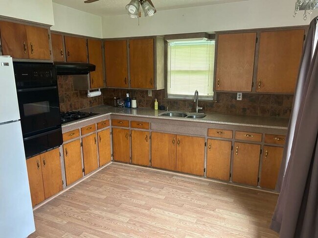 Building Photo - ASK about the MOVE IN SPECIAL! NO DEPOSIT!...