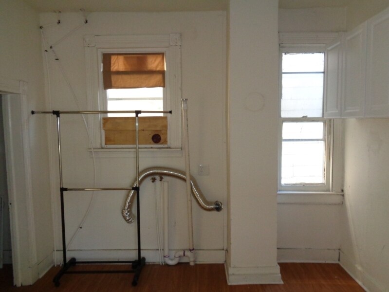 Building Photo - 1021 Melville St