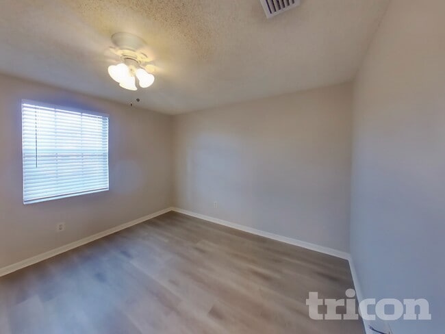 Building Photo - 907 Briarcliff Dr