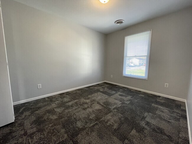 Building Photo - Stone Dr. 304
