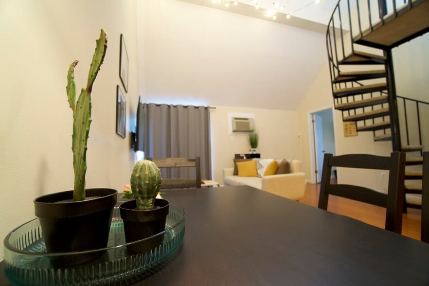 Dining Table - 38 N Main St