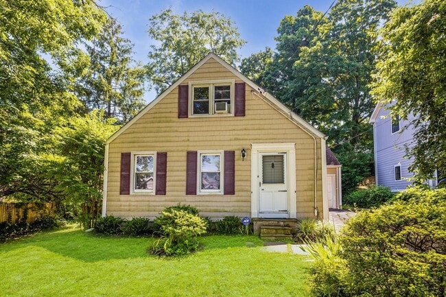 Primary Photo - 11 Hillside Pl