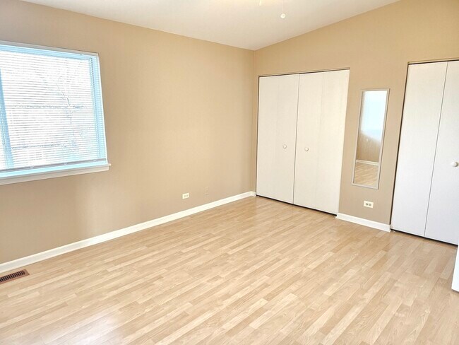 Building Photo - 2315 Meadows Ln