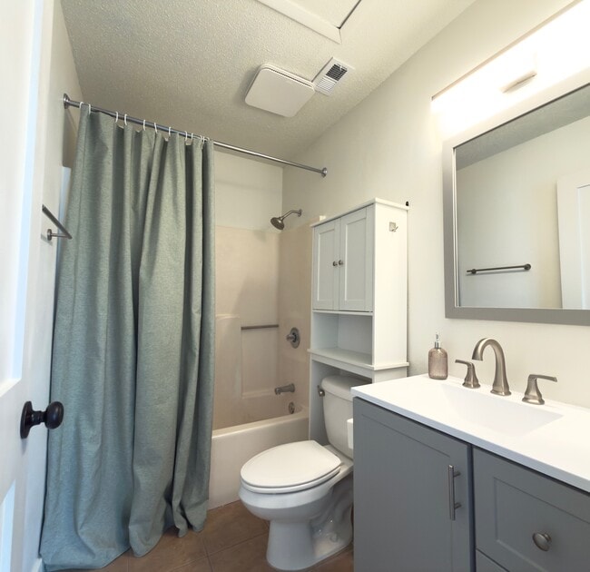 Building Photo - 27 Court Dr