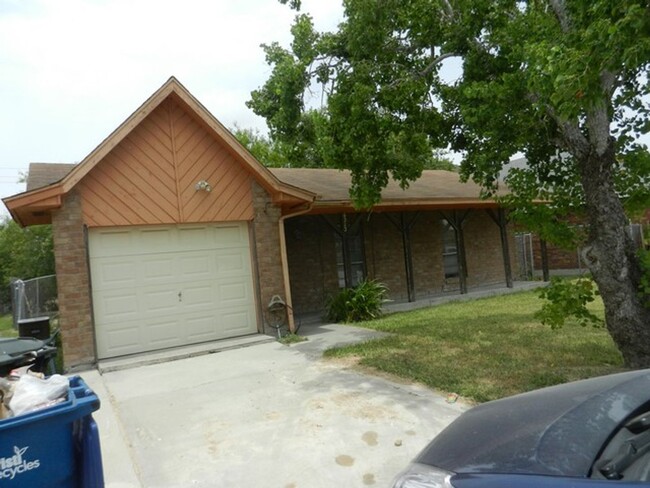 Building Photo - 3br/2ba/1-car garage home, fenced yard