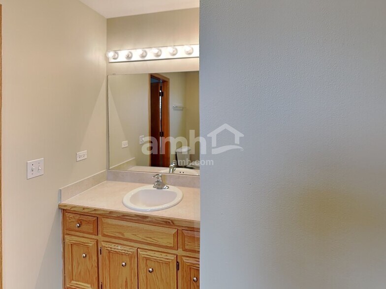 Building Photo - 1305 Bassett Dr