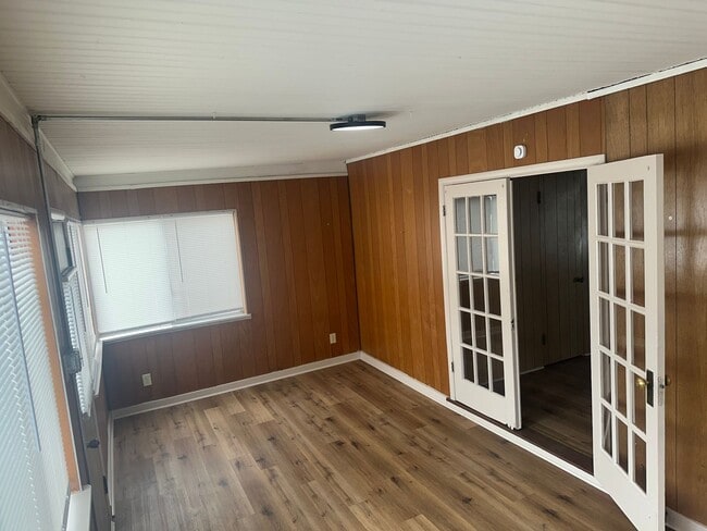 Building Photo - Available Now! 3-Bed, 1-Bath Home w/ Garage - Central Springdale, right next to Springdale High S...