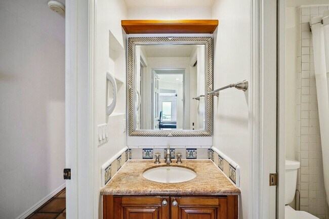 Building Photo - Dream home Located on the Bluff of Southwe...