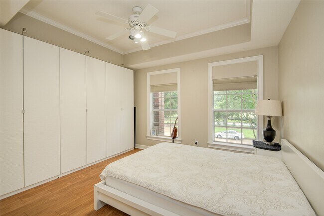 Building Photo - 3902 Lyndhurst Pl