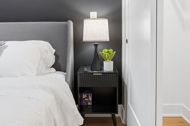 Building Photo - 6044 N Winthrop Ave