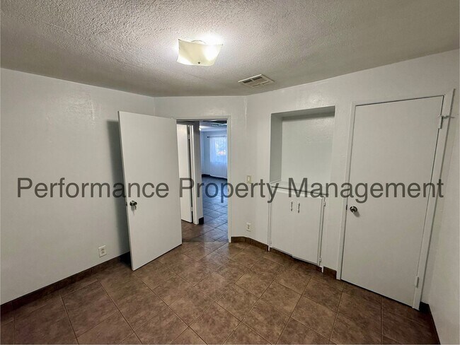 Building Photo - Cute 2 Bed/1 Bath in Lamont w/ RBP/Pest Co...