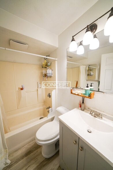 Building Photo - 216 Hemenway St