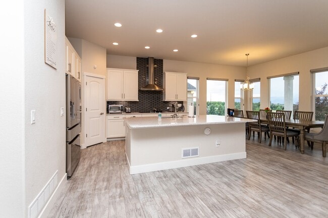 Building Photo - Experience the Perfect Blend of Nature and Luxury!!!