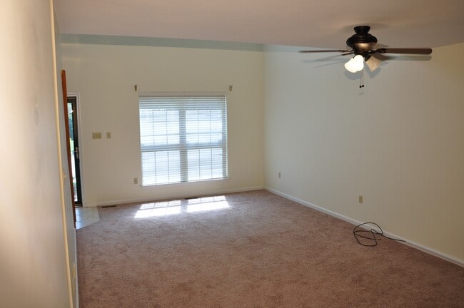 Building Photo - 470 Summit Tree Ct
