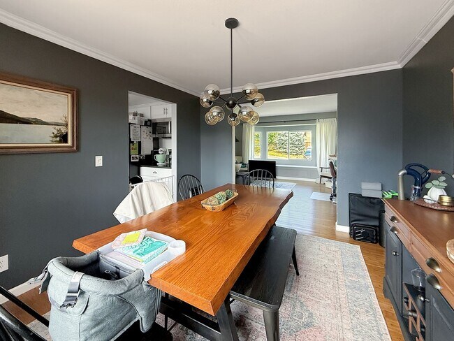 Building Photo - $0 DEPOSIT OPTION. SPACIOUS 4-BEDROOM CENT...