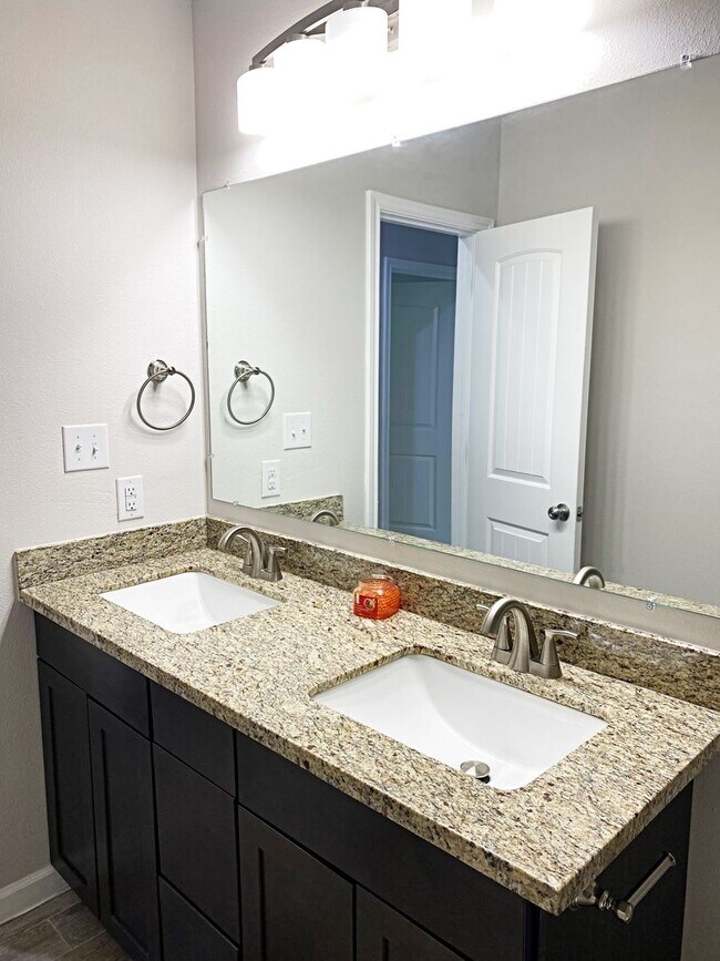 Building Photo - 380 Bower Rd