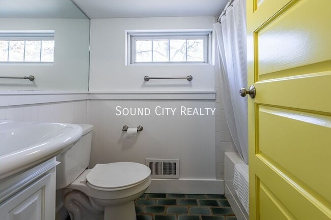 Building Photo - 310 S 7th St