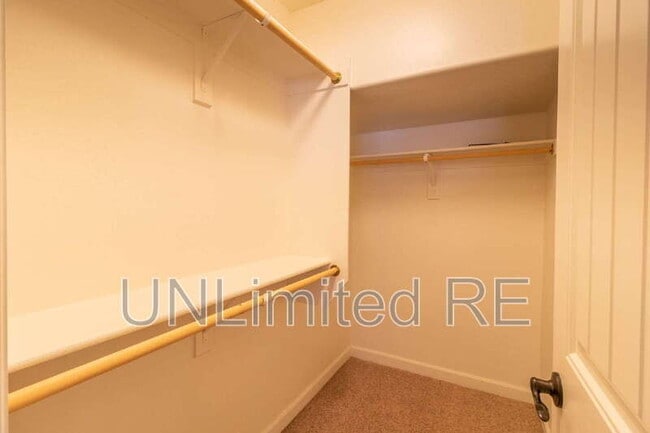 Building Photo - 425 E Woodland Dr