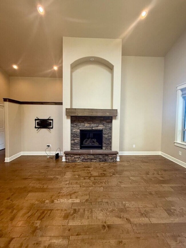 Building Photo - Luxury Home in Stonegate with Community Pool!