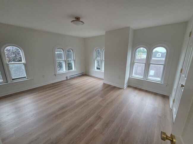 Building Photo - 207 Cohannet St