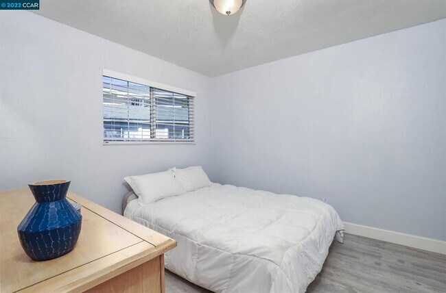 Building Photo - Clean/Remodeled 3 Bedroom 2 Bath with Large  Lot