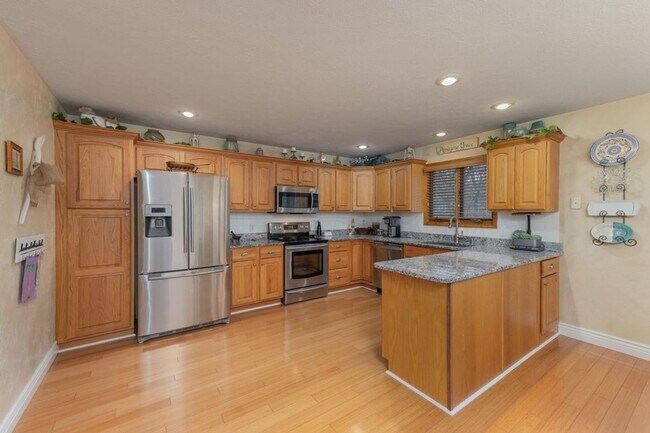 Building Photo - 3 Bedroom Home 2 Bath 2 Car Garage - Great...