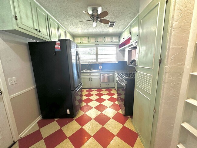 Building Photo - WELL MAINTAINED