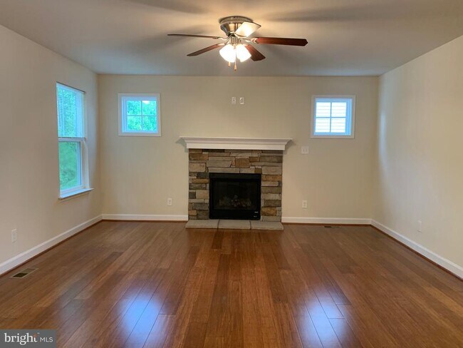 Building Photo - 6906 Lunette Ln