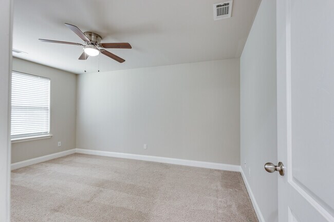 Building Photo - 1061 Daniel Ln