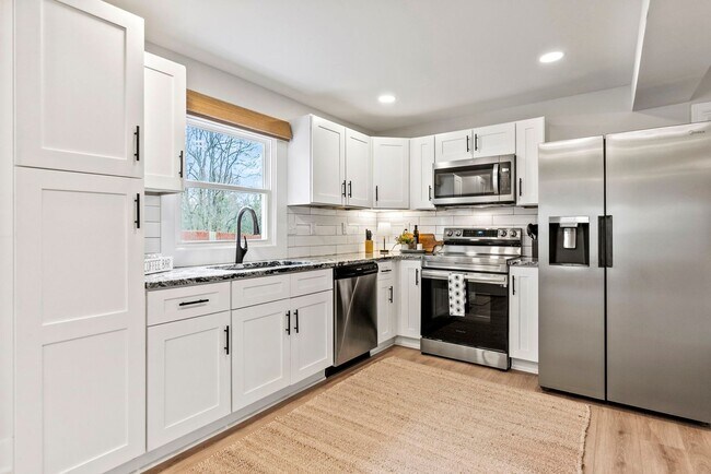 Building Photo - FULLY FURNISHED!