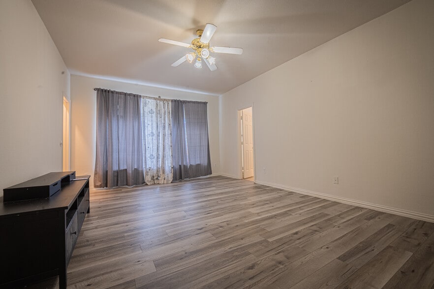 Building Photo - 4522 Oak Shores Dr