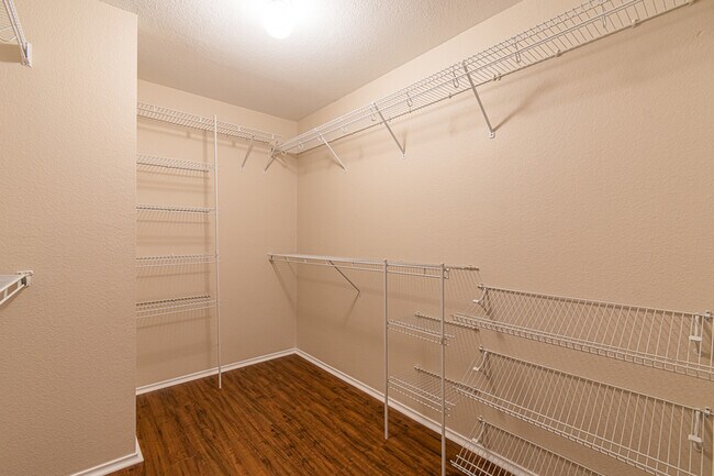 Building Photo - 137 Weeping Way