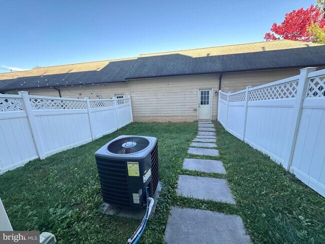 Building Photo - 9430 Dunraven St